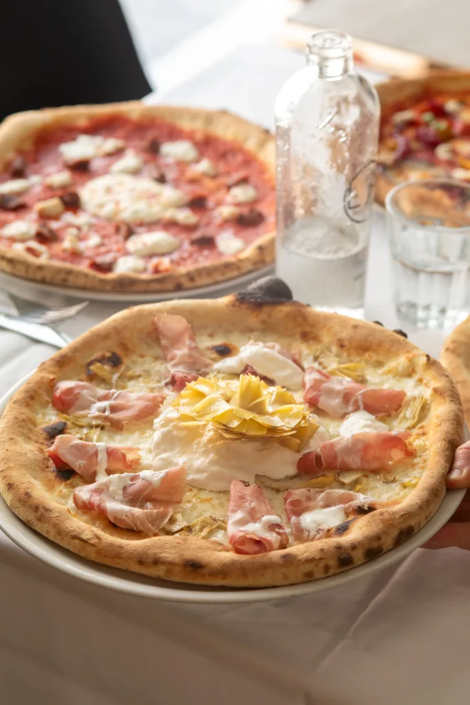 Selezioniamo <strong>materie prime biologiche</strong> e produttori a&nbsp;<strong>km0</strong>. <br>Fornitori certificati per il benessere animale. <br>Latticini prodotti solo su ordinazione&nbsp;per evitare sprechi e sovraproduzione.