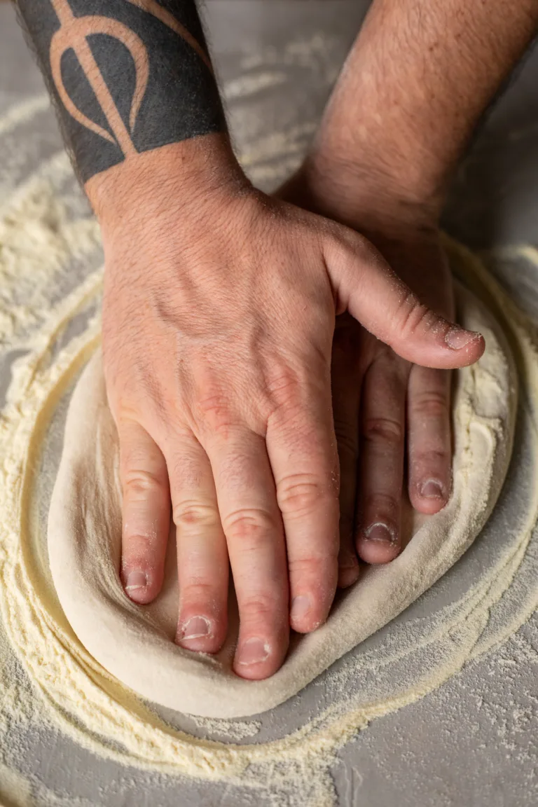 Da noi mangiare la pizza fa bene!<br>La nostra farina a marchio <b>Farina Intera®</b>, a basso impatto glicemico e ricca di fibre è la base dei nostri impasti. <br>Puoi scegliere la tua pizza con :